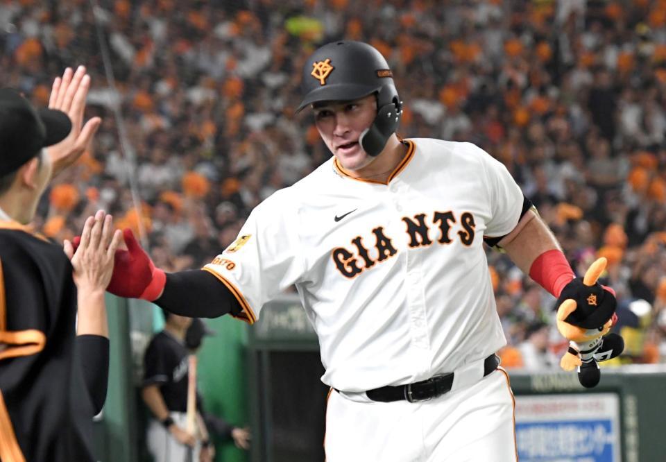 　７回、リチャードは右越えに同点ソロを放ち、笑顔でベンチに戻る（撮影・佐藤厚）