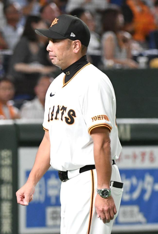 　６回、戸郷の交代を告げベンチに戻る阿部監督（撮影・佐藤厚）