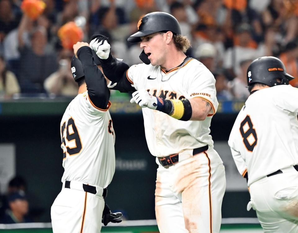 　８回、勝ち越し３ランを放ち、一走・若林（左）とタッチを交わすキャベッジ