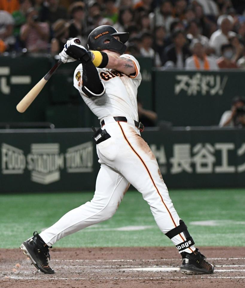 　８回、キャベッジは左中間に勝ち越しの３ランを放つ（撮影・佐藤厚）