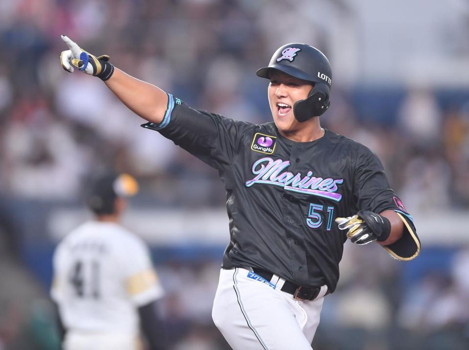　２回、先制の左越え３ランを放ちポーズを決める山口。後方は前田悠（撮影・開出牧）