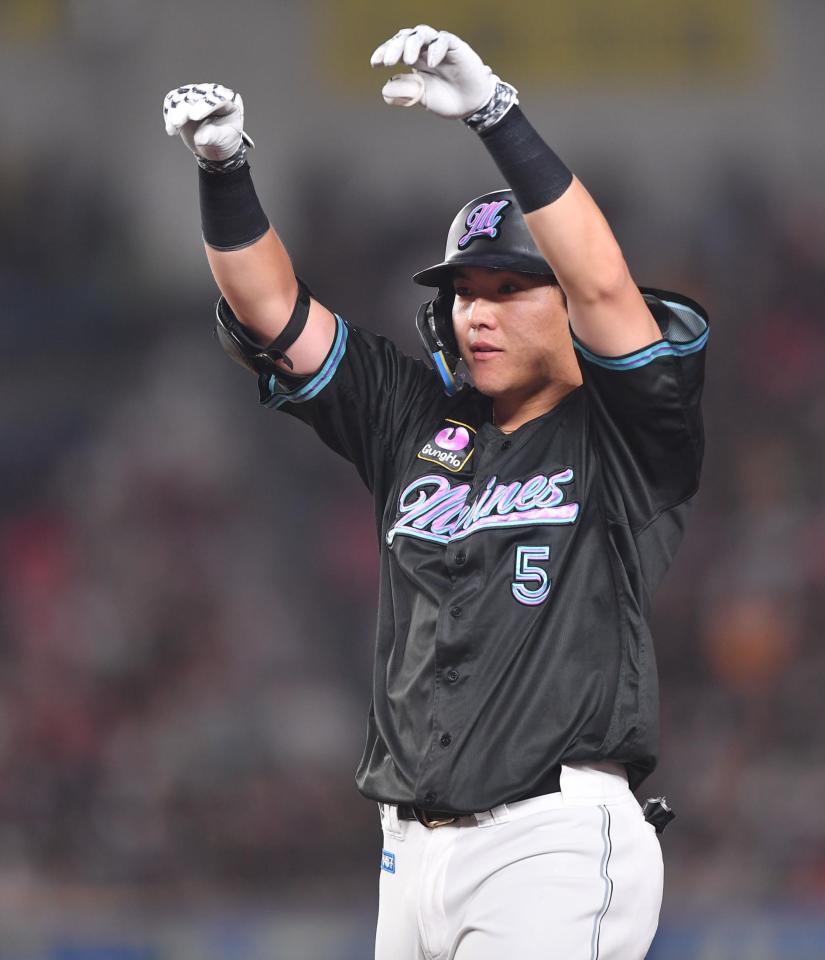 　５回、右前適時打を放ちポーズを決める安田（撮影・開出牧）