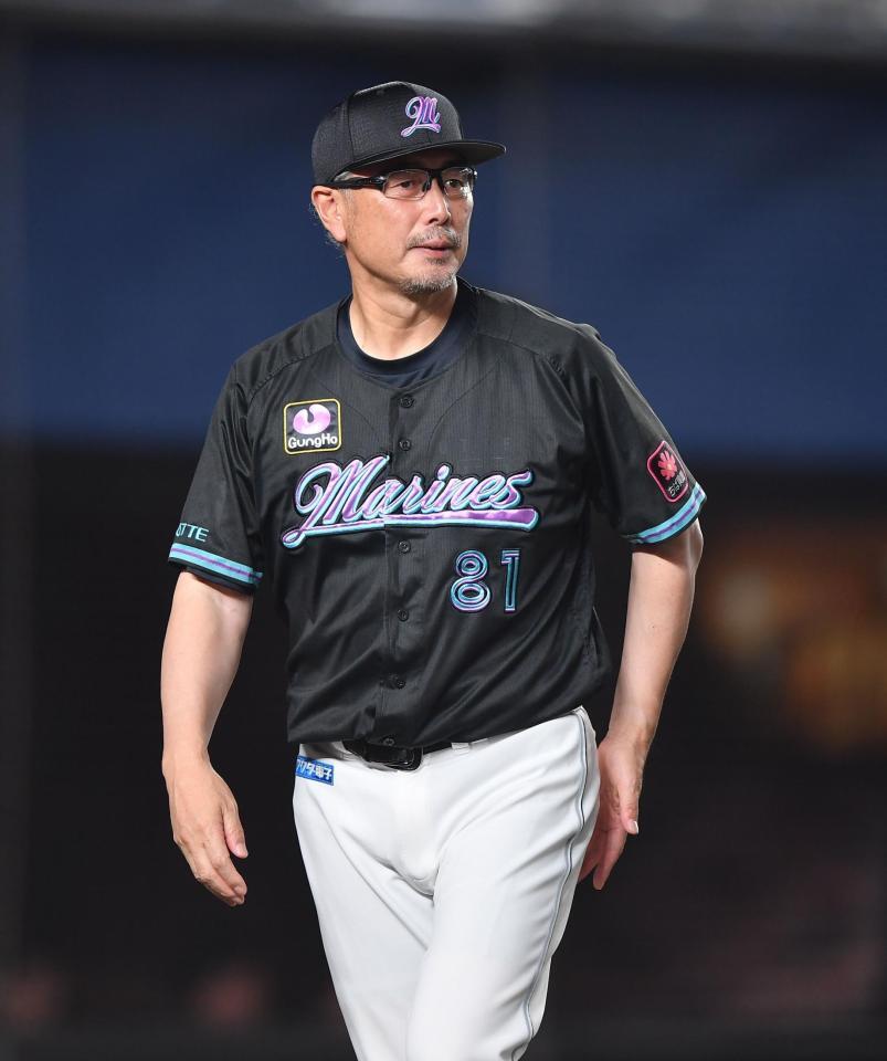 　９回、投手交代を告げた吉井監督（撮影・開出牧）