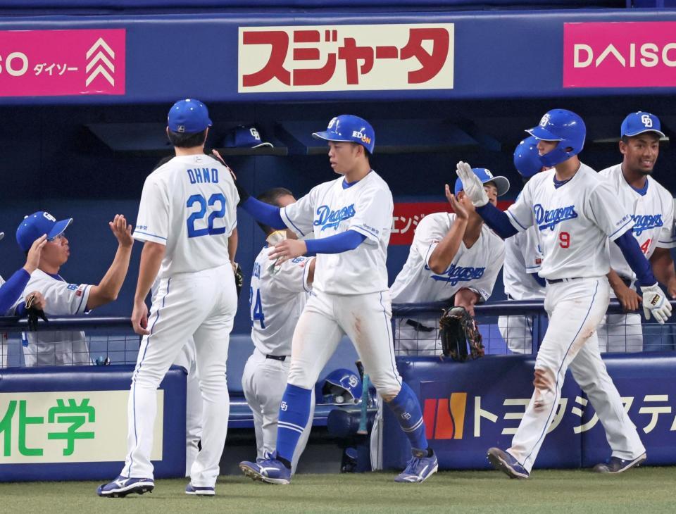 　３回、田中の２点適時二塁打で生還しタッチを交わす（手前右から）石伊、岡林（撮影・立川洋一郎）