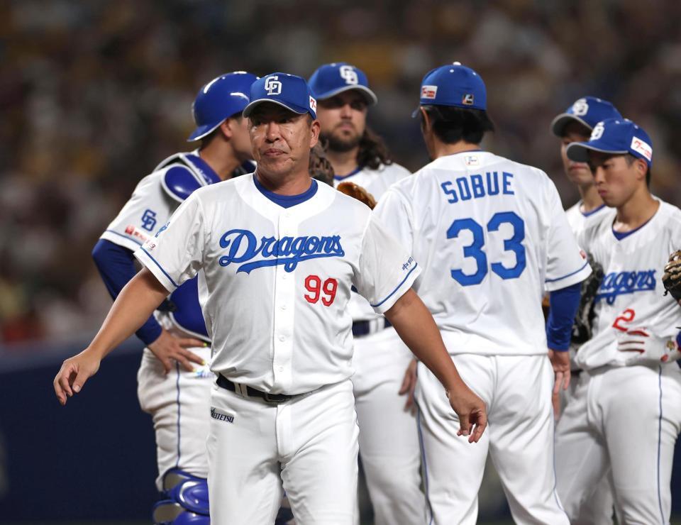　９回、自らマウンドに出向いた井上監督（中央左）＝撮影・北村雅宏