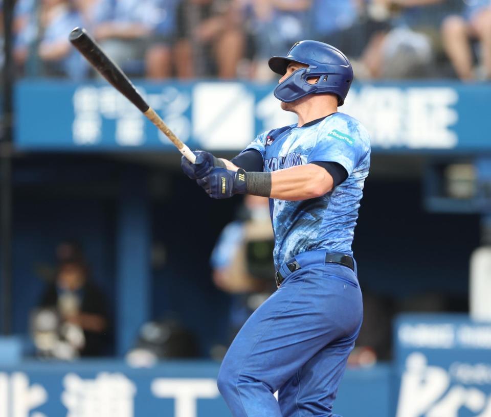 　２回、中越えに同点ソロを放つオースティン（撮影・金田祐二）