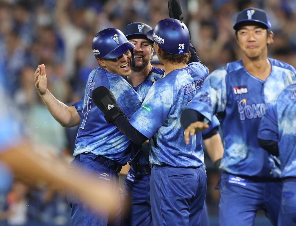 　９回、サヨナラ犠飛を放ち祝福される蝦名（撮影・金田祐二）