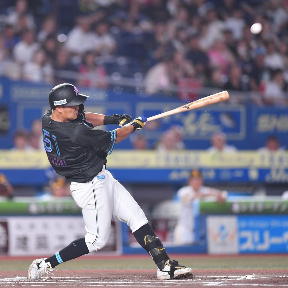 　６回、右前適時打を放つ山口（撮影・開出牧）