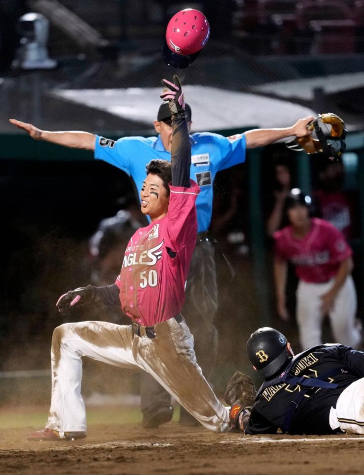 　１１回、黒川のサヨナラ打で生還した代走・武藤