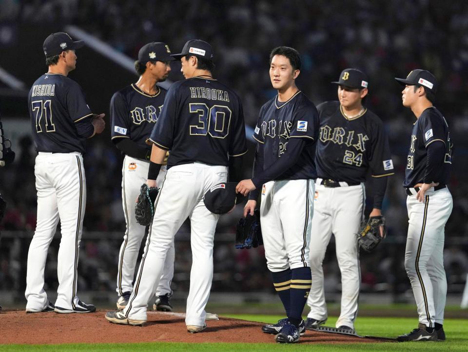 　７回途中、岸田監督（左端）から交代を告げられる田嶋（右から３人目）