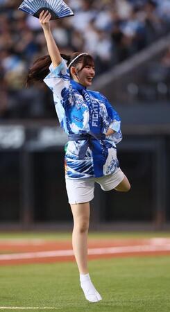 　夏祭りの法被を着て、ダンスを披露するファイターズガールの工藤心優さん（撮影・中島達哉）