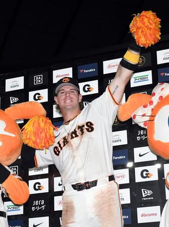 　お立ち台でお得意のポーズを決めるキャベッジ（撮影・佐藤厚）