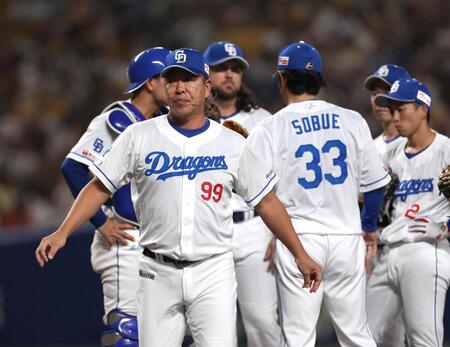 　９回、自らマウンドに出向いた井上監督（中央左）＝撮影・北村雅宏