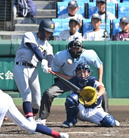 　５回、ソロを放つ仙台育英・原亜佑久（撮影・西田忠信）