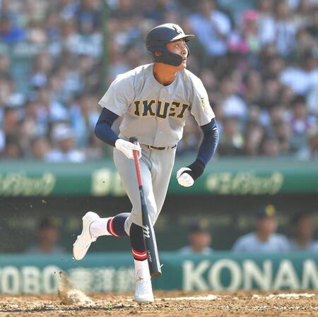 　５回、右中間へ大会１号となるソロ本塁打を放つ仙台育英・原亜佑久（撮影・出月俊成）