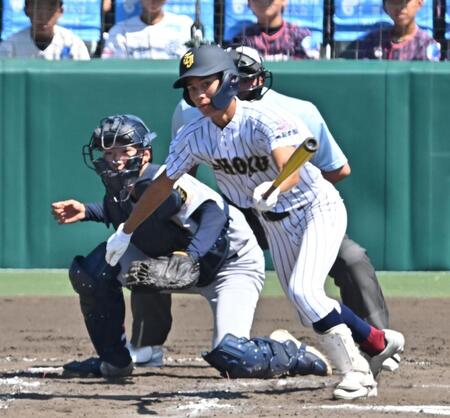 　８回、投ゴロに倒れる鳥取城北・吉村太一（撮影・西田忠信）