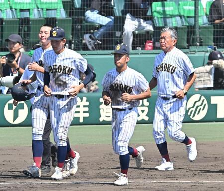　仙台育英に敗れ、スタンドへあいさつに向かう鳥取城北・加藤重雄監督（右）ら（撮影・西田忠信）