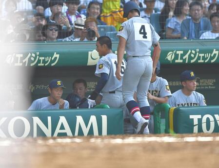 　５回、大会１号を放ち生還した原（１６）に無関心を装う仙台育英ナイン（撮影・出月俊成）