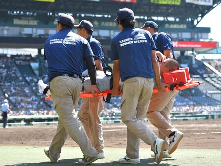 　担架で運ばれる仙台育英・田山纏（撮影・出月俊成）