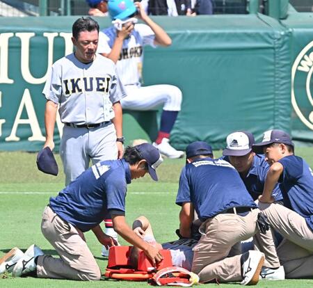 　８回の守備を終え、担架に乗せられる仙台育英・田山纏を心配そうに見つめる仙台育英・須江航監督（撮影・西田忠信）