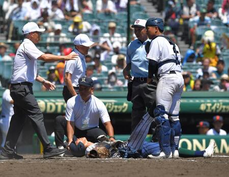 　８回、スイング後に足がつり、打席で倒れ込む開星・小村（撮影・出月俊成）