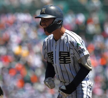 　７回、勝ち越し打を放ち、ほえる開星・松本七斗（撮影・出月俊成）