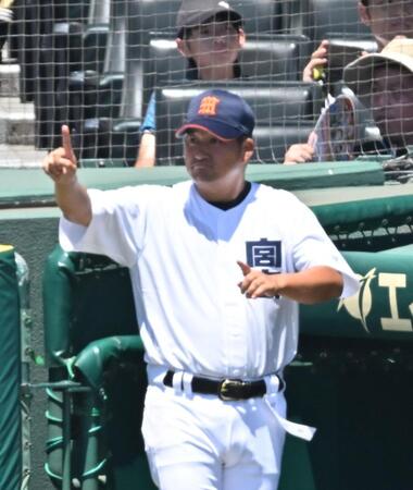 　６回、指示を出す宮崎商・橋口光朗監督（撮影・西田忠信）