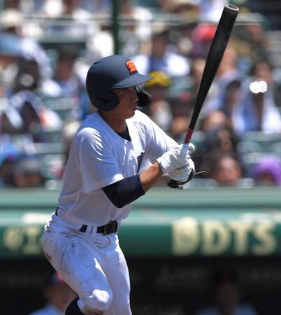 　４回、中前に同点打を放つ宮崎商・日高有希也（撮影・出月俊成）