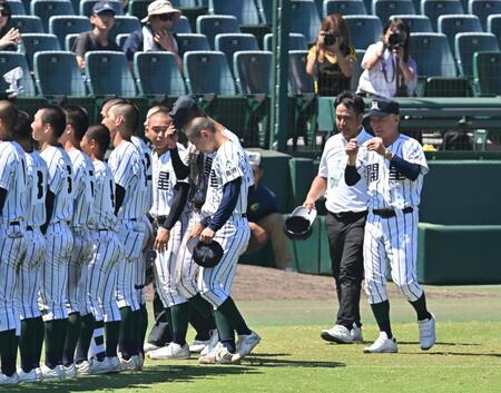 　宮崎商に勝利し、スタンドへあいさつに向かう開星・野々村直通監督（右）＝撮影・西田忠信