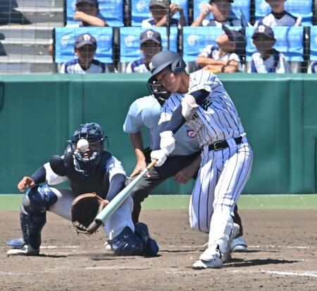 　１０回、サヨナラ犠飛を放つ開星・前田翔太（撮影・西田忠信）