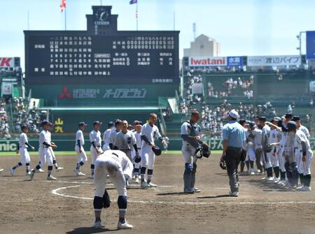 　サヨナラ負けに整列の列に加われず、うずくまる宮崎商・日高有希也（左手前）＝撮影・出月俊成