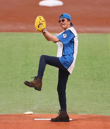 　ファーストピッチセレモニーで投球するＢ．Ｂ．クィーンズ・近藤房之助（撮影・中島達哉）