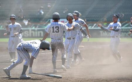 　１０回タイブレイク、サヨナラ勝ちに沸く開星ナイン（撮影・出月俊成）