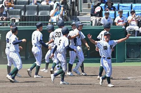 　宮崎商にサヨナラ勝利し、喜ぶ開星ナイン（撮影・西田忠信）