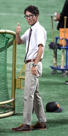 　巨人の練習を見る元木大介氏（撮影・佐藤厚）