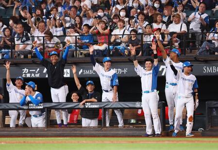 　８回、石井が適時三塁打を放ち、わき上がる日本ハムナイン（撮影・中島達哉）