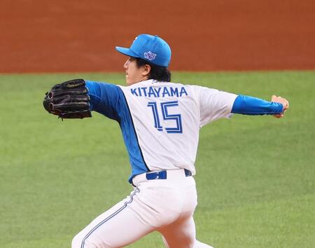 　１回、新しい背番号「１５」を背負い、力投する北山（撮影・中島達哉）