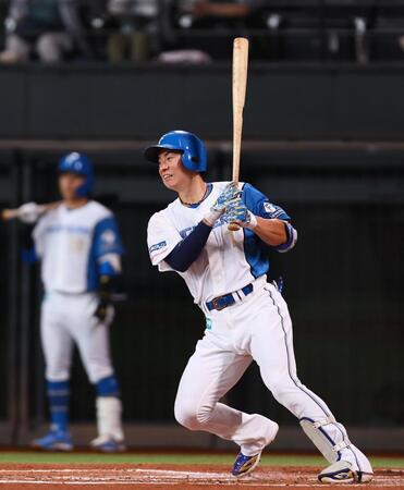 ２回１死一、二塁、先制となる左前適時打を放つ日本ハム・松本剛＝エスコンフィールド北海道（撮影・中島達哉）