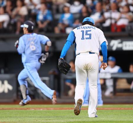 　８回、源田（左）を遊ゴロに打ち取った北山（撮影・中島達哉）