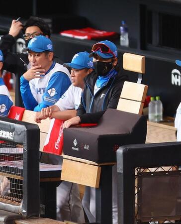 　１回、戦況を見つめる新庄監督（右）＝撮影・中島達哉