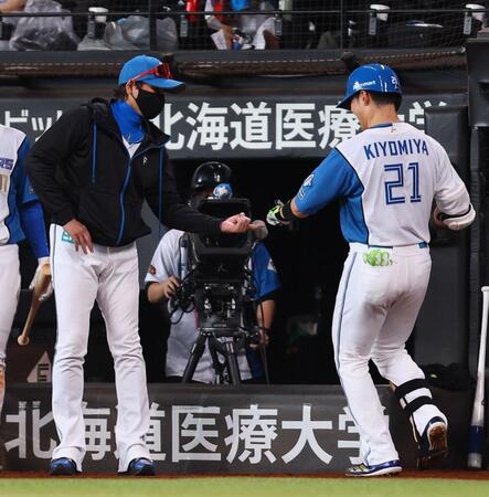 　６回、ソロを放った清宮幸（２１）を指先タッチで迎える新庄監督（撮影・中島達哉）