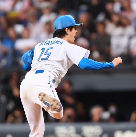 　８回、声をあげながら力投する北山（撮影・中島達哉）