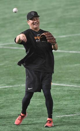 　ノックを受ける田中将（撮影・佐藤厚）