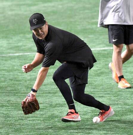 　ノックを受ける田中将（撮影・佐藤厚）