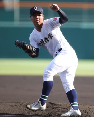 　先発で登板し、力投する沖縄尚学・末吉（撮影・坂部計介）