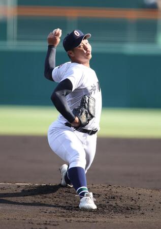 　先発で登板し、力投する沖縄尚学・末吉（撮影・坂部計介）