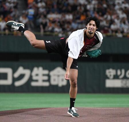 　豪快な投球を見せるハンドボール・ジークスター東京の部井久アダム勇樹（撮影・佐藤厚）