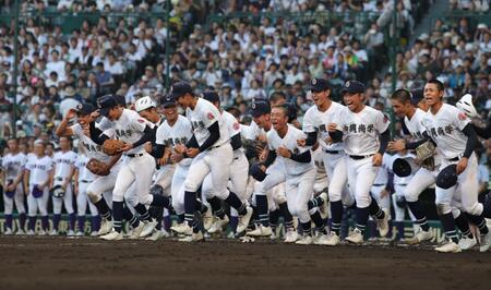 　初戦突破に大喜びで駆け出す沖縄尚学ナイン（撮影・坂部計介）