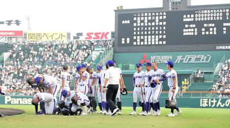 　初戦で敗退し、膝をつき泣き崩れる吉田（左端）ら金足農ナイン（撮影・金居みつよし）