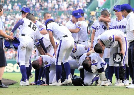 　初戦で敗退し、膝をつき泣き崩れる吉田（左端）ら金足農ナイン（撮影金居みつよし）